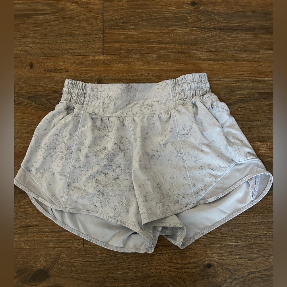 Lululemon Hotty Hot Shorts 2.5 (light purple gray)